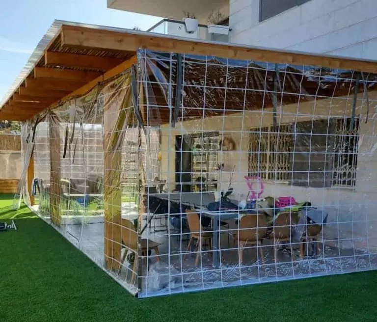 סגירת חורף לפרגולה ברזנט שקוף תל אביב פתרונות הצללה